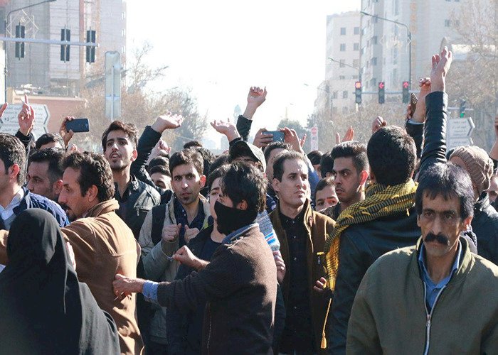 إيران.. الشباب يرفضون الاستسلام حتى سقوط نظام الملالي.. ما التفاصيل؟