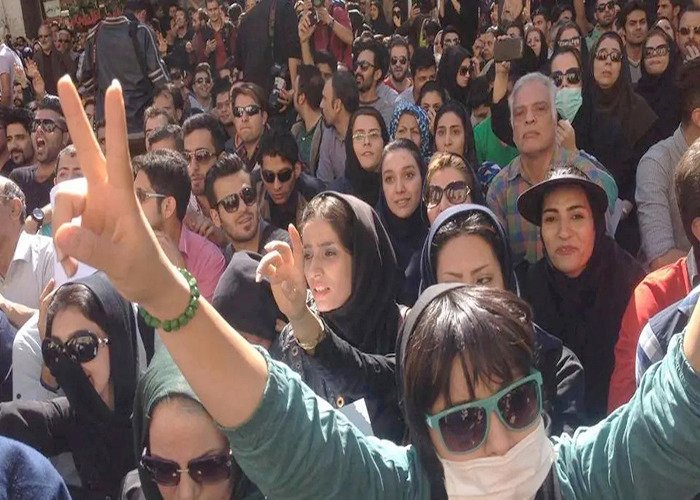 اليوم الـ 50.. جامعات إيران تستمر في انتفاضتها الغاضبة رغم وحشية الأمن