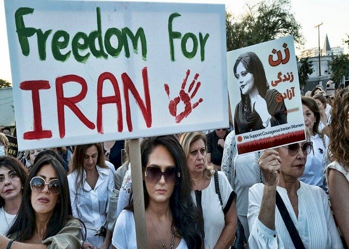 وحشية واستهداف للأقليات.. قصة 70 يوماً من الاحتجاجات الإيرانية والغضب الشعبي