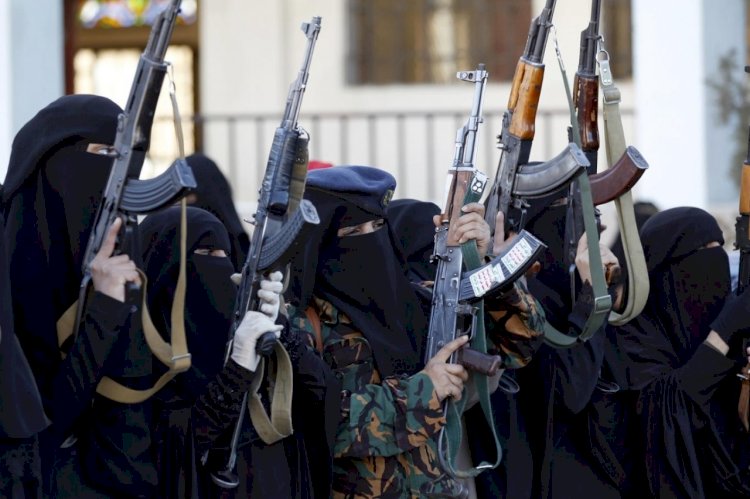 سيرًا على خطى داعش.. منظمات حقوقية تتهم ميليشيا الحوثي بانتهاك حقوق نساء اليمن