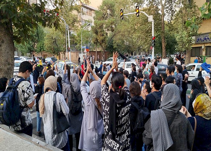 بالمحاكمات الصورية.. إيران ترهب الشعب بثاني عملية إعدام علنية للمحتجين