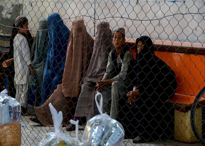 جماعات الإغاثة الأجنبية توقف عملها في أفغانستان وتهديدات بأزمة إنسانية جديدة