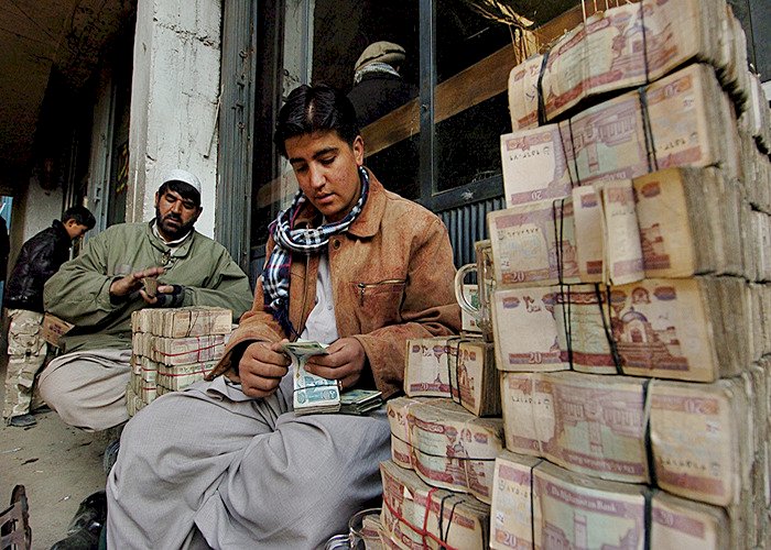 بسبب حرب الوكالة والفساد المالي.. انهيار العملة العراقية وتوقُّعات بأزمة اقتصادية كبرى