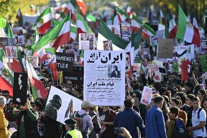 انتهى وقت التهدئة.. انقسام الثوري الإيراني وخامنئي وإعدام المتظاهرين.. ماذا تواجه إيران في 2023؟
