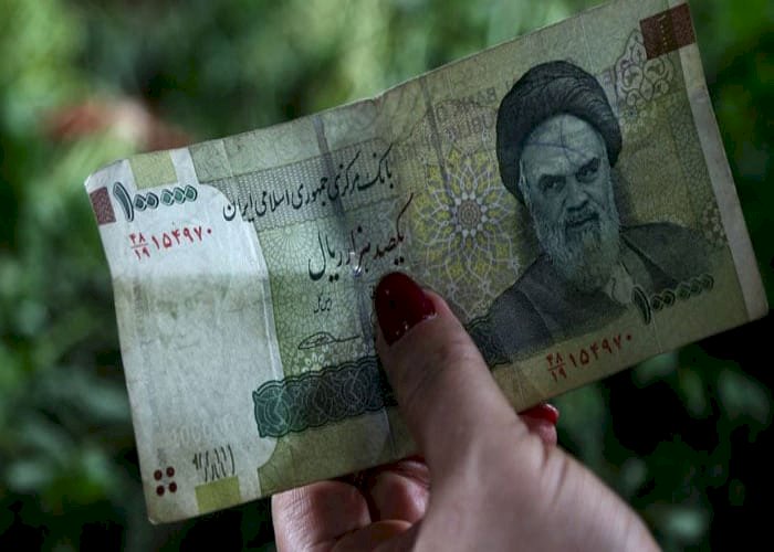 الاقتصاد يدفع الثمن.. انهيار عملة إيران أمام الدولار