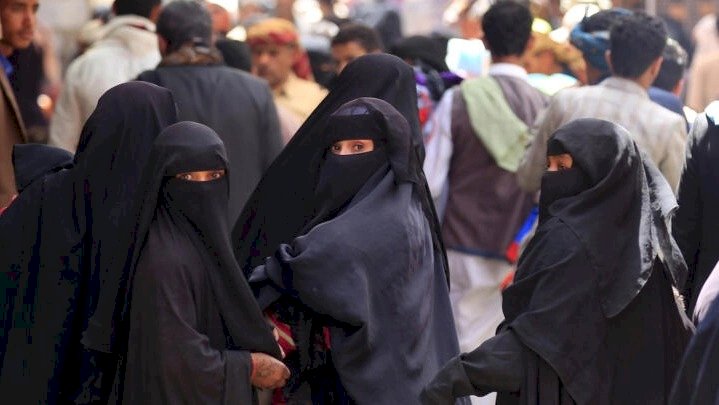 الحوثي والإخوان يواصلان جرائمهم الإرهابية ضد النساء في اليمن.. ما التفاصيل؟