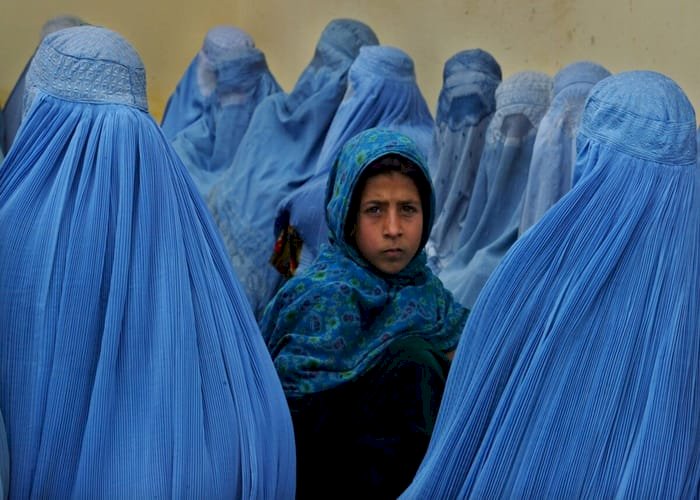 رغم تحريمهم تعليم الفتيات.. قادة في طالبان يرسلون بناتهم سراً للدراسة في الخارج