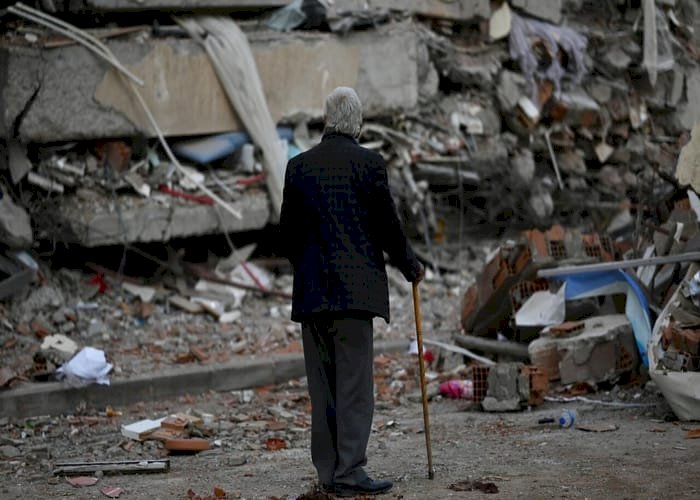 شهر من الزلزال المدمر.. مئات الآلاف من الأتراك يعيشون في خيام مكتظة وغير آمنة في الشوارع