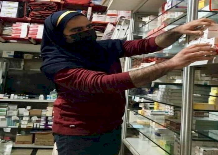رجال إيرانيون بالحجاب.. السخرية من قرار يلزم العاملات بالصيدليات بارتدائه أثناء العمل