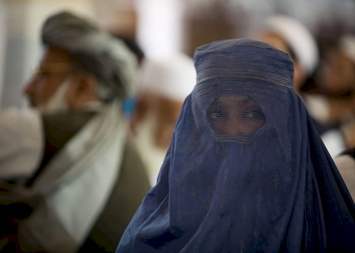 قوانين الطلاق تنذر بجرائم وحشية.. كيف تهدد كراهية طالبان للنساء حياة الأفغان؟