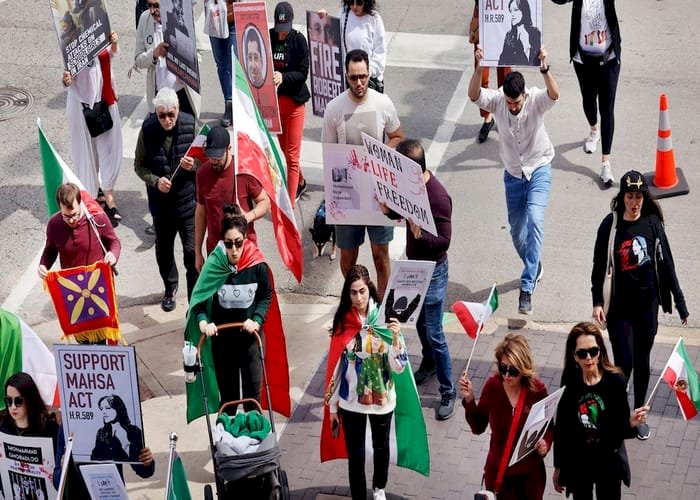 تظاهرة وسط مدينة دالاس الأميركية للتنديد بجرائم النظام الإيراني ضد المرأة