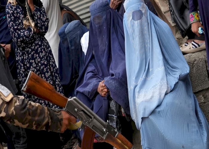 رغم خطورة الرحلة.. النساء يغادرن أفغانستان هرباً من طالبان