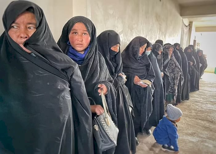 كابوس بائس.. صحفية بريطانية تكشف قصصاً مأساوية للنساء في أفغانستان تحت حكم طالبان