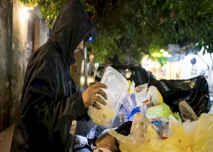 اللاجئون السوريون ينبشون القمامة في لبنان لإطعام أسرهم