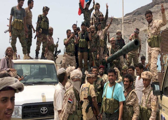 الحوثيون يواصلون محاولات تجويع الشعب اليمني باحتجاز شاحنات الطعام في عدن