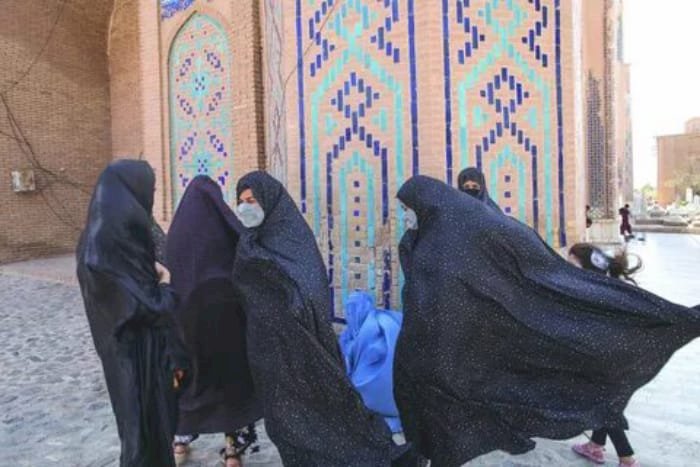 طالبان تحظر النساء والعائلات من تناول الطعام في المطاعم أو التنزه في الحدائق