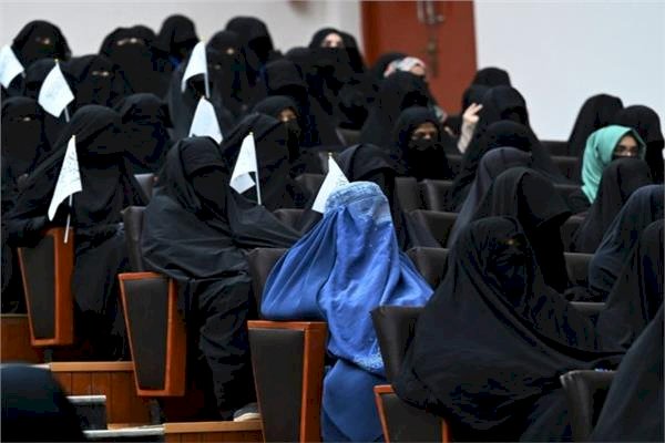 الزي الإجباري للنساء ثقافة مشتركة للتنظيمات المتطرفة.. إيران وطالبان نموذجًا
