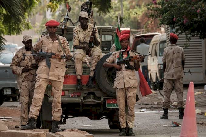 تطورات الأوضاع في السودان.. 420 قتيلا حصيلة الاشتباكات وأمريكا تجلي رعاياها