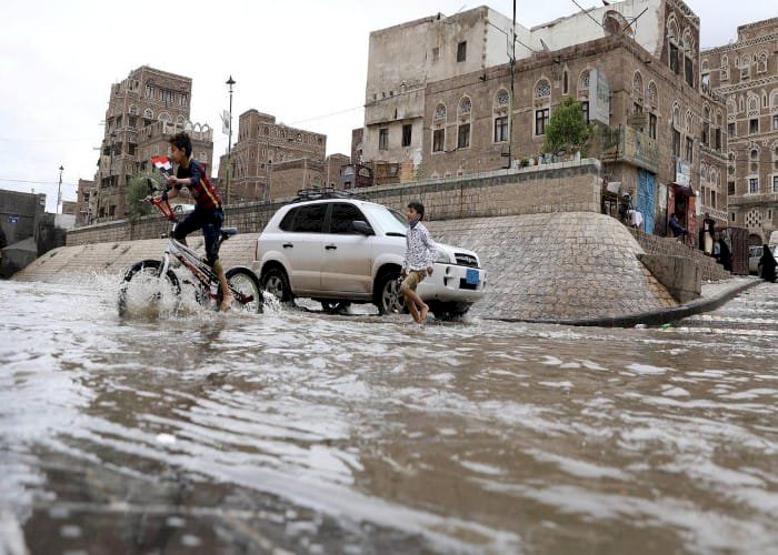 الأمطار الغزيرة تثير ذعر آلاف اليمنيين خوفًا من الفيضانات والآثار الكارثية