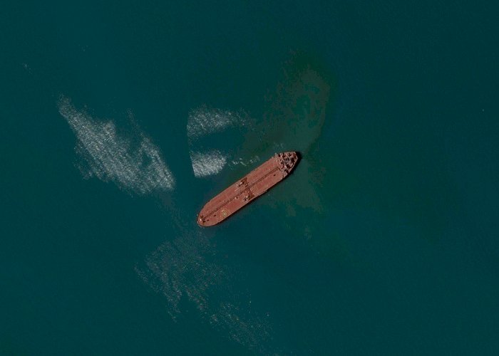 أسوشيتيد برس: سفن النفط المختفية ترسو بالقرب من قاعدة بحرية إيرانية