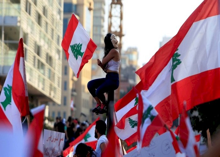 لمواجهة الكارثة الاقتصادية.. نساء لبنان يكسرن حاجز التقاليد ويتجهن للبحر
