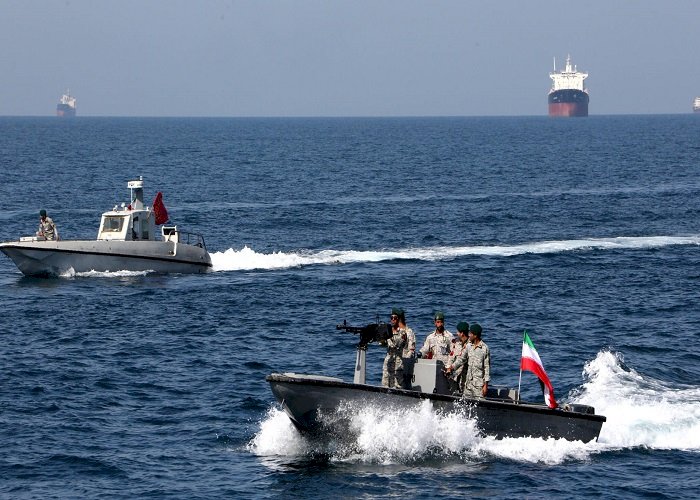 الحرس الثوري الإيراني يواصل الاعتداء على السفن التجارية في مضيق هرمز