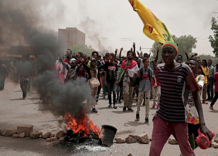 كارثة إنسانية.. أطفال السودان يلجؤون للقتال للبحث عن المال