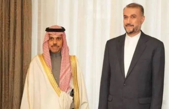 دلالات ونتائج زيارة وزير الخارجية الإيراني إلى السعودية