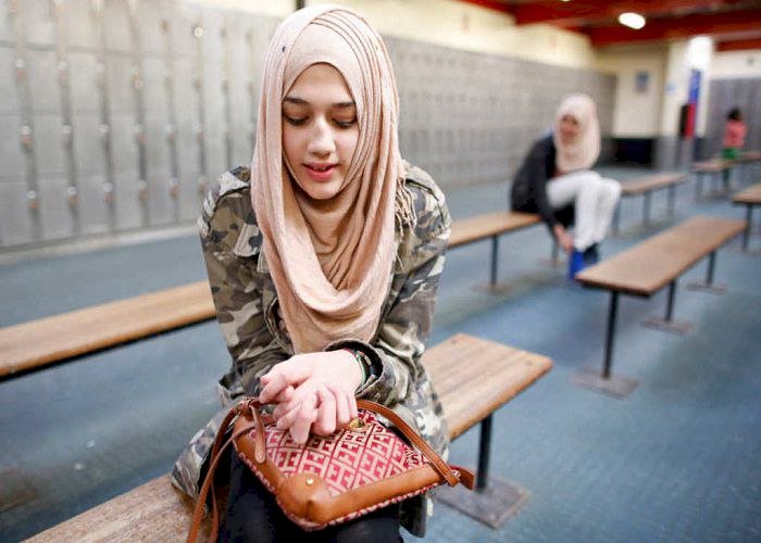 فرنسا تثير الجدل بين العرب بعد رفض دخول مئات الفتيات للمدارس بسبب العباءة