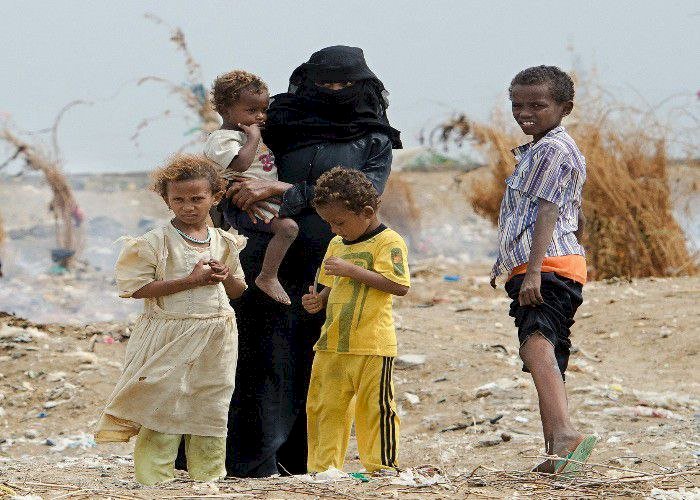 بعد النزوح.. آلاف الأسر اليمنية تواجه تغيُّرات المناخ وقسوة الحياة بدون مأوى
