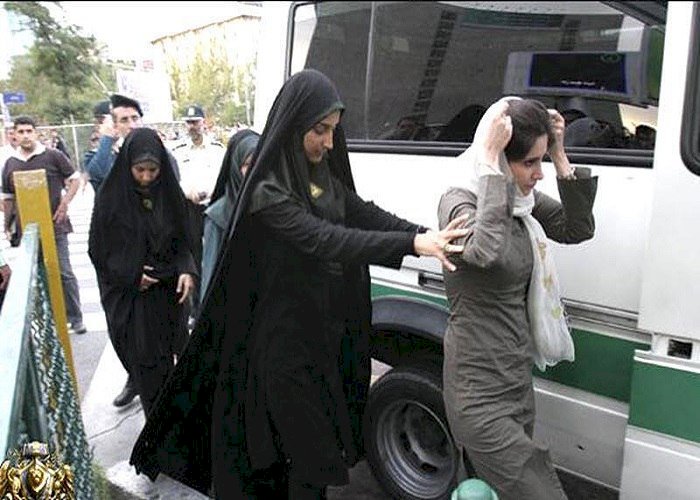 الحجاب في إيران يثير أزمة جديدة.. تهديدات بالسجن 10 سنوات لغير الملتزمين بالزي