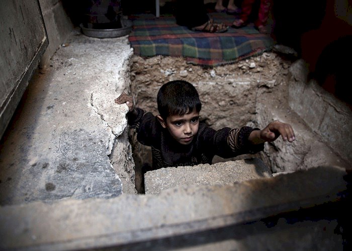 التعليم أم الحياة.. أطفال سوريا حائرون بسبب الأوضاع الاقتصادية المتردية