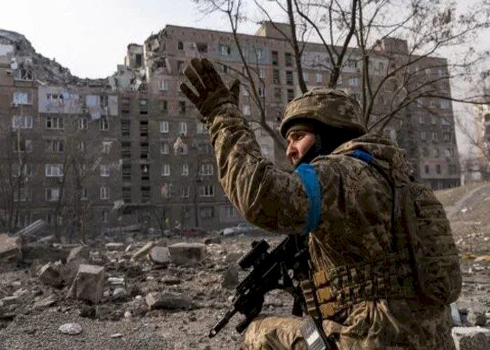 نيوزويك: نائب ألماني يحثّ أوكرانيا على قبول خسارة مؤقتة للأراضي لإنهاء الحرب مع روسيا