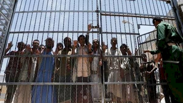 الجوع والمرض يهددان حياة المساجين في سجون الحوثي