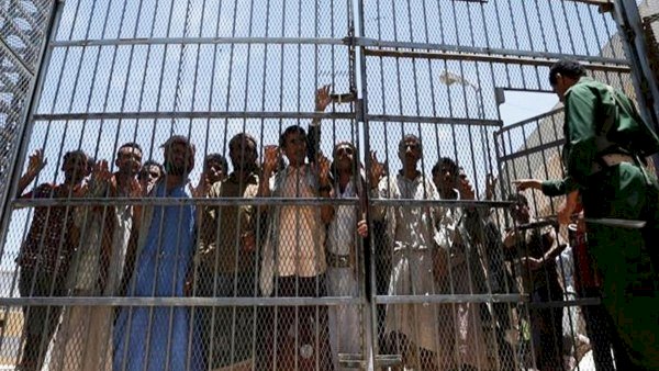 أكثر من 350 جريمة.. الحوثي يصفي خبيرًا تربويًا بالسجون ويمنيون ينتفضون