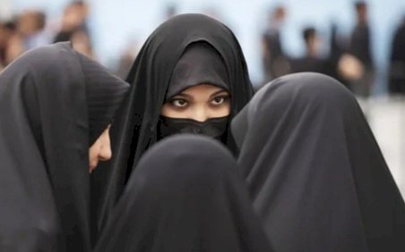 حملة قمع جديدة.. إيران تشن حربًا على النساء وتنشر الشرطة في كل مكان