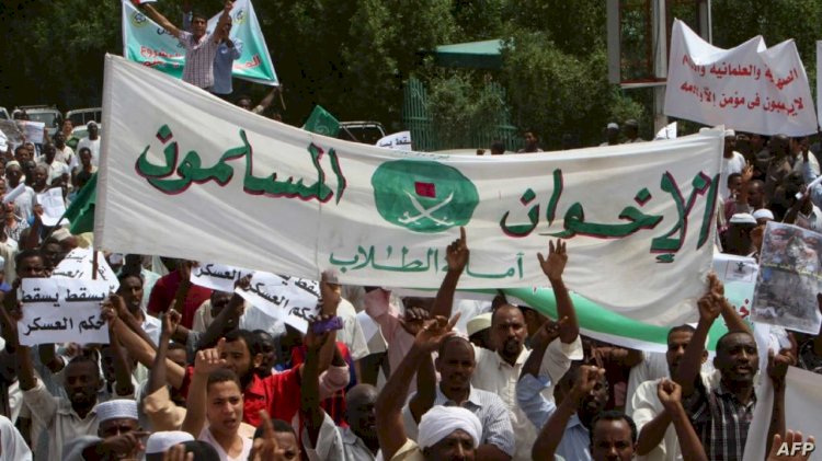 كاتب سوداني: قيادات الإخوان يعطلون أي جهود لإنهاء الحرب