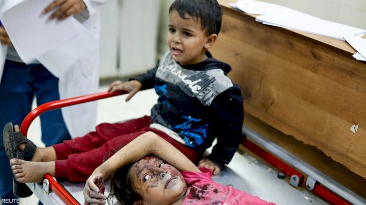 وسط النار والدمار.. أطفال فلسطين يدفعون ثمن ويلات الحرب ويبحثون عن المأكل