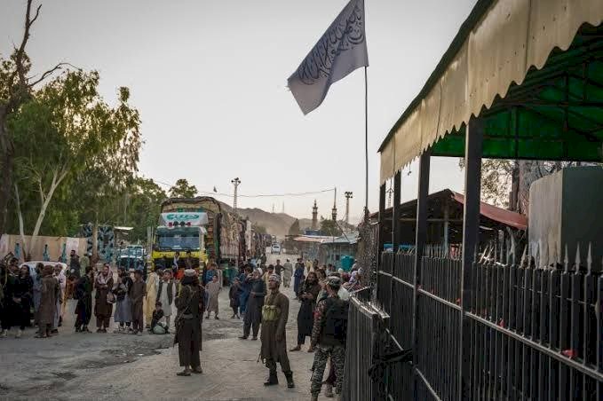 التوتر الحدودي يتصاعد.. اشتباكات عنيفة بين طالبان والجيش الإيراني