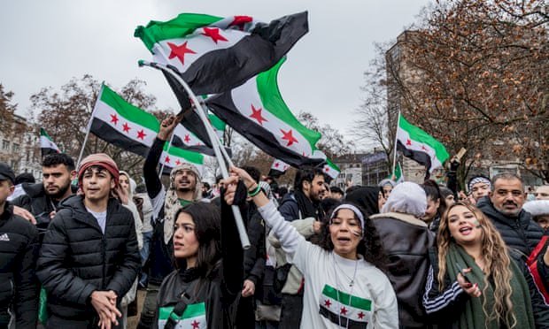 ما بين تعليق طلبات اللجوء وبدأ الترحيل.. السوريون في الغرب يواجهون المجهول