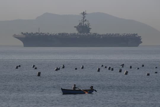 نيران صديقة.. تفاصيل حادث سقوط نادر لمقاتلة أمريكية فوق البحر الأحمر