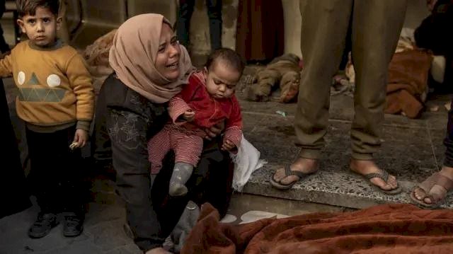 الجارديان تكشف جرائم نتنياهو في غزة.. رفض توزيع المساعدات على المدنيين