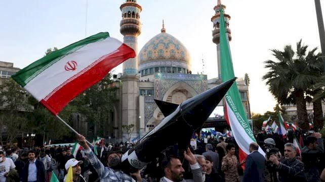العدو الخفي يحرق إيران من الداخل.. حرب الظل تعود من بوابة الموانئ والمصانع