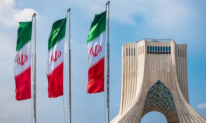 بيروت تحت الضغط.. هل حان وقت قطيعة مع نفوذ طهران؟