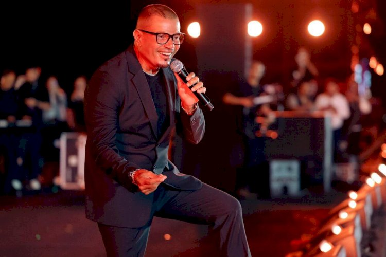 عمرو دياب يتألق في حفل خاص بسفح الأهرامات