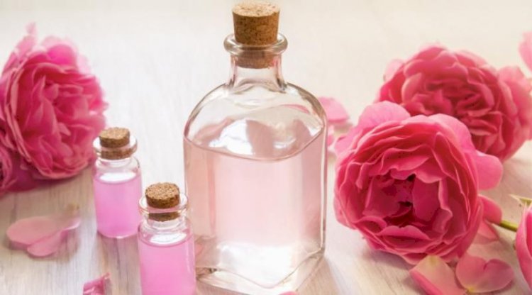 كيف يحافظ ماء الورد على نضارة بشرتك قبل النوم؟