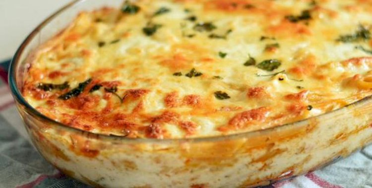 طريقة عمل طاجن المكرونة بالبصل وقطع الدجاج بخطوات سهلة وطعم لا يُقاوم