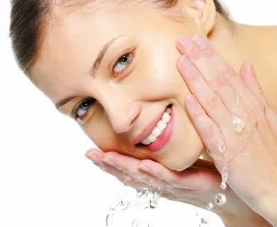 10 دقائق قبل النوم تمنح بشرتك نضارة الصباح.. روتين العناية الليلي خطوة بخطوة