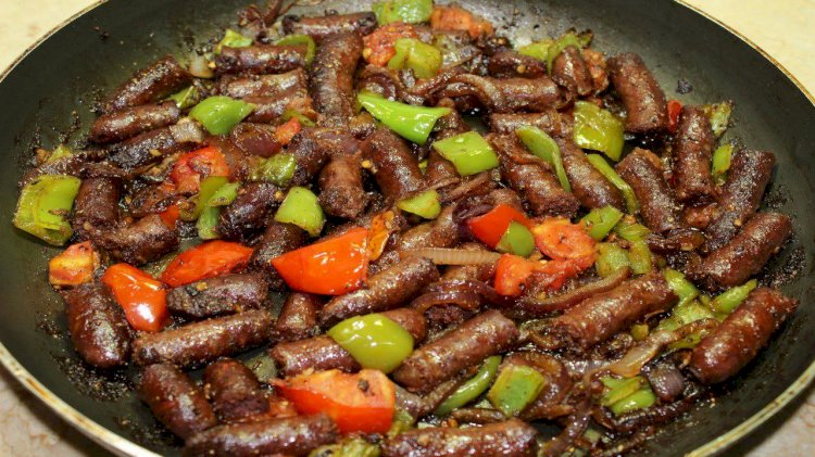 طاسة السجق البلدي بالبصل والفلفل.. وصفة شهية وسهلة التحضير