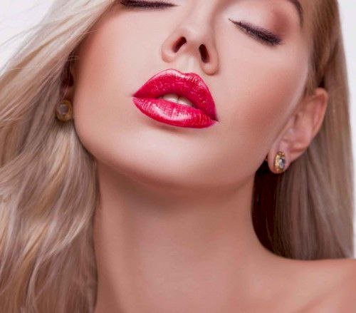 طرق طبيعية لإبراز امتلاء الشفاه وترطيبها دون فيلر